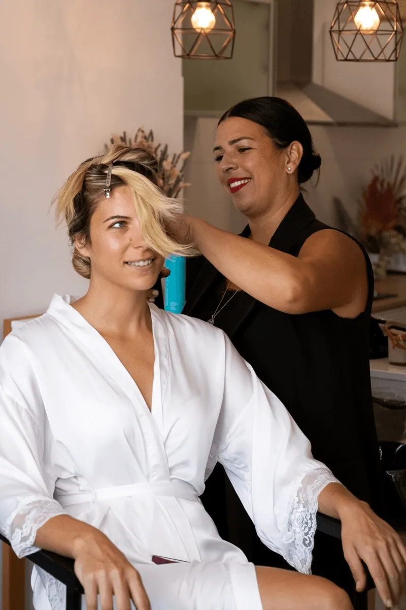 Fryzjerka w salonie z klientką.