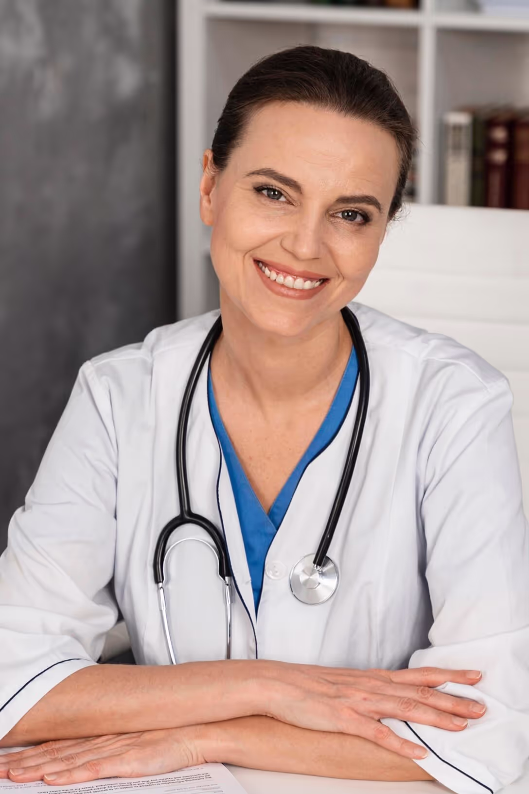 Lekarka w gabinecie.